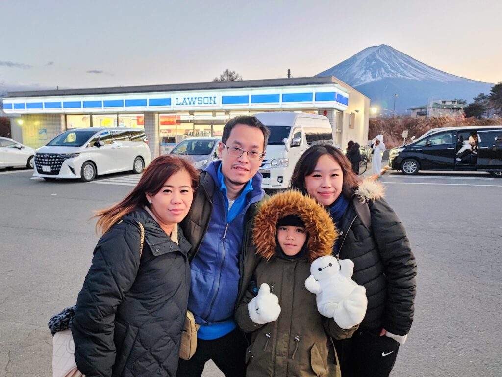 tour guest at famous lawson with mt.fuji view