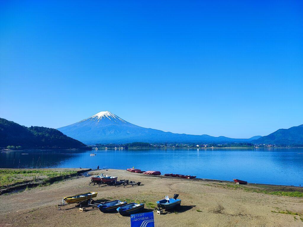 mt.fuji view pathway alongside lake kawaguchiko