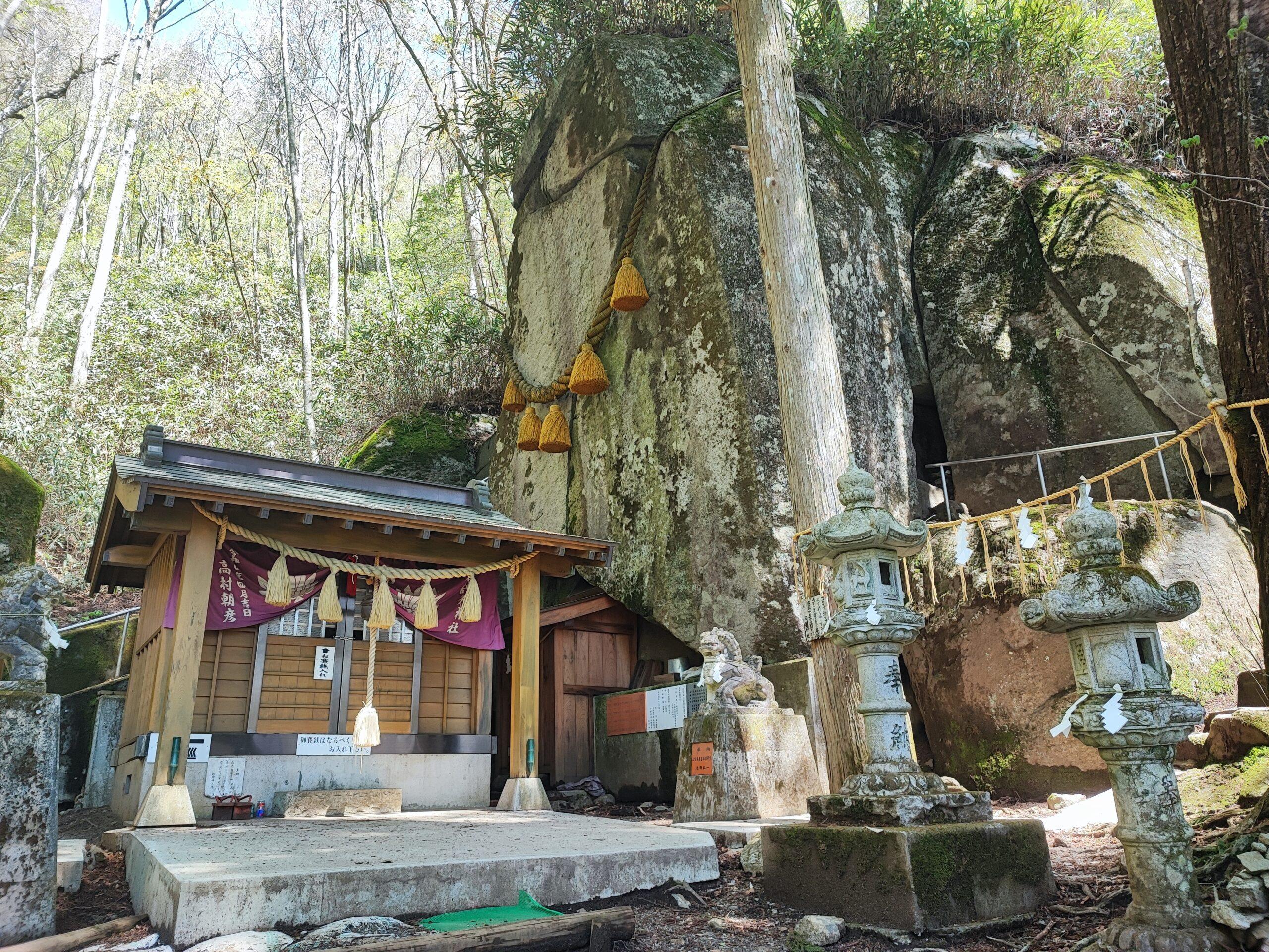 ishiwari shrine and the massive rock